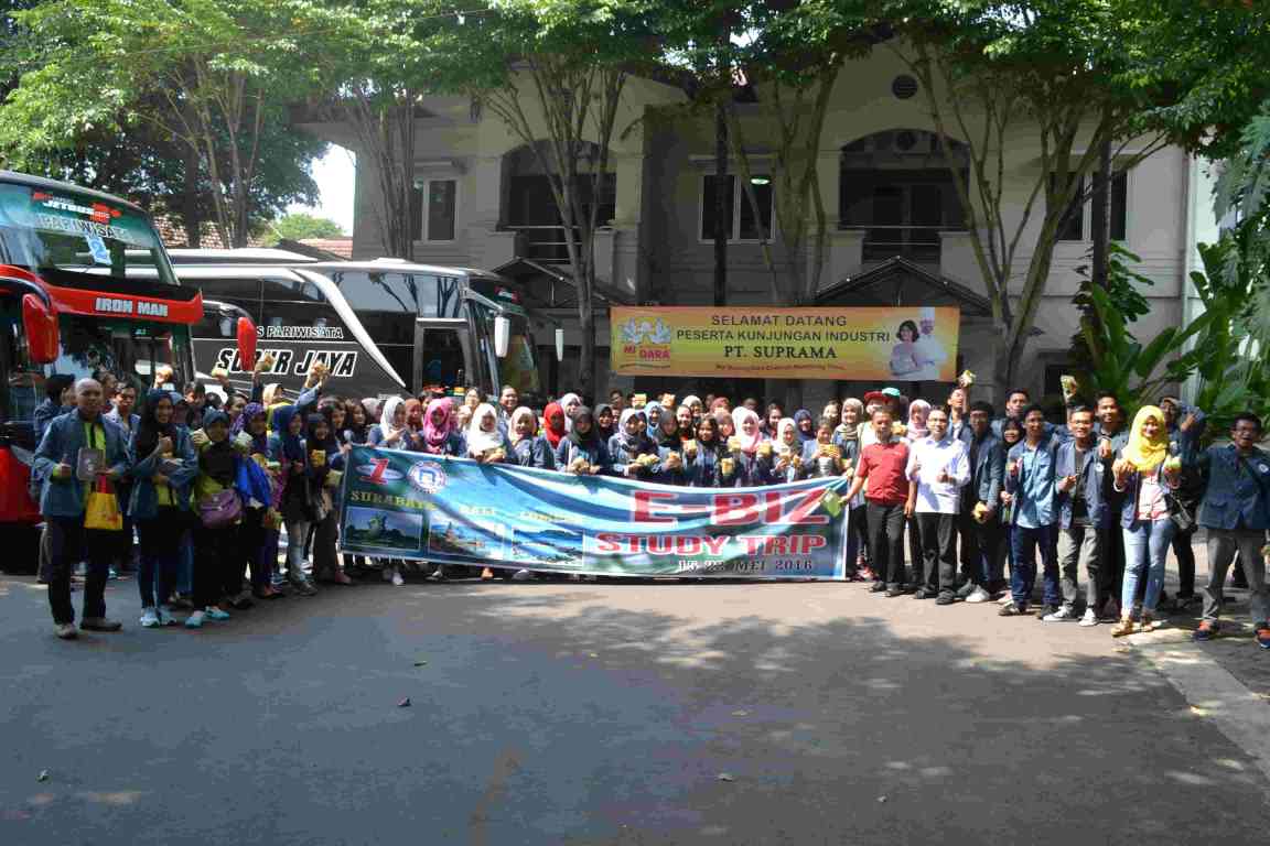 Foto bersama peserta panitia beserta pembimbing ormawa FEB UDINUS dengan rekan-rekan dari PT Suprama