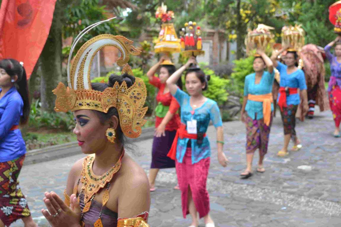 Tarian penyambutan tamu di area Bali Classic Center