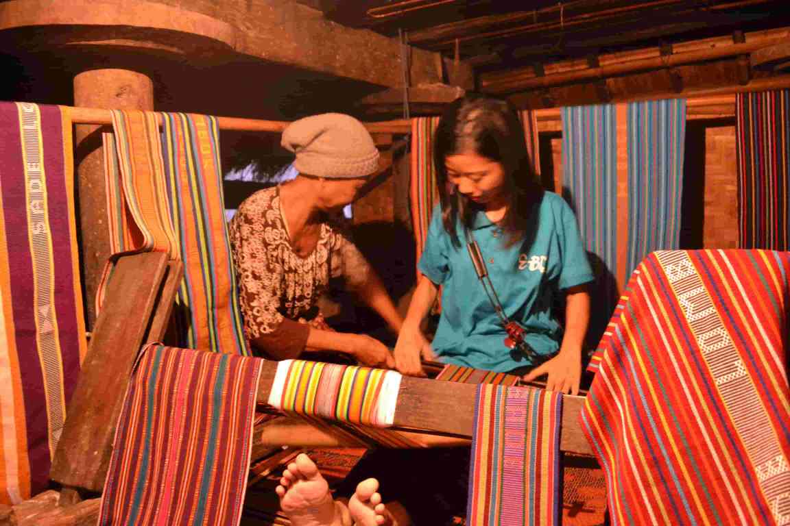 Mempraktekan cara menenun Lambung di desa Tenun