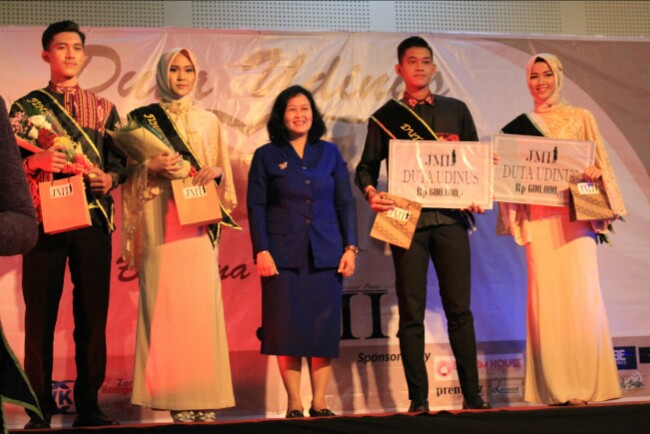 Duta Udinus 2016 dan Runner up berfoto bersama Wakil Rektor III Ibu Dr. Kusni Ingsih, M.M.