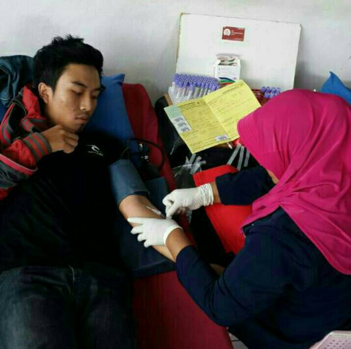 Donor darah oleh mahasiswa udinus