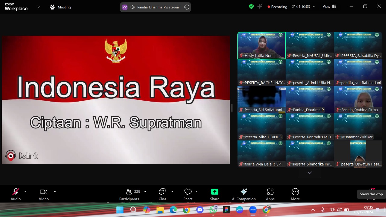 Memutarkan lagu Indonesia Raya