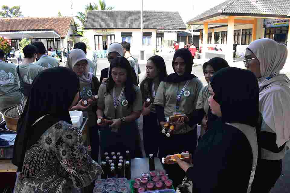 Mengikuti Pameran UMKM