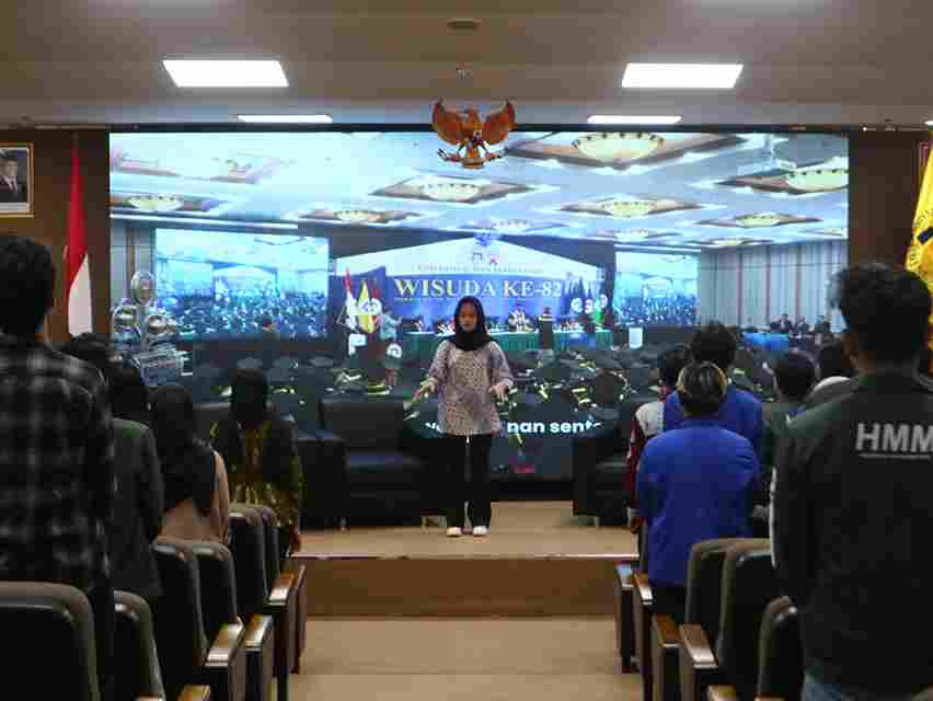 Menyanyikan Indonesia Raya dan Hymne Udinus