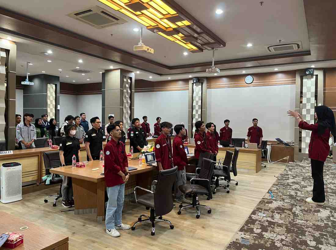 Menyanyikan Lagu Indonesia Raya & Hymne Dian Nuswantoro