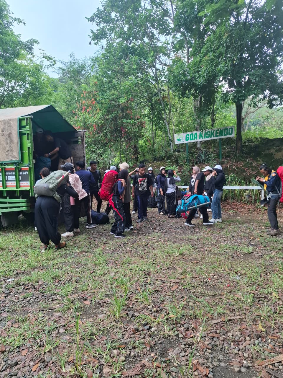 Perjalanan Menuju Goa Kiskendo