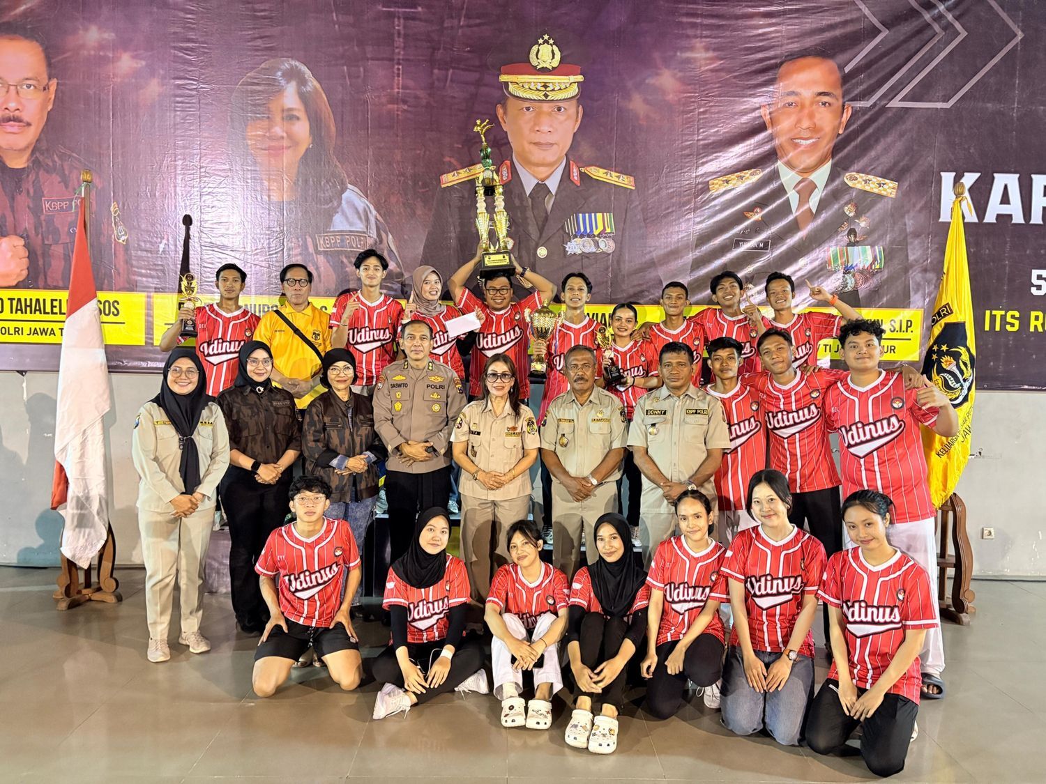 Foto Penyerahan Piala