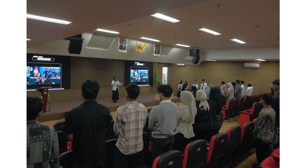 Menyanyikan Indonesia raya dan Hymne UDINUS