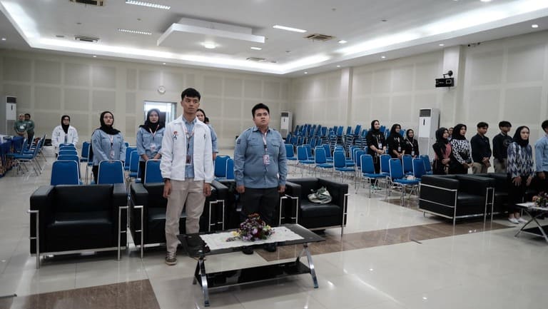 menyanyikan lagu indonesia raya