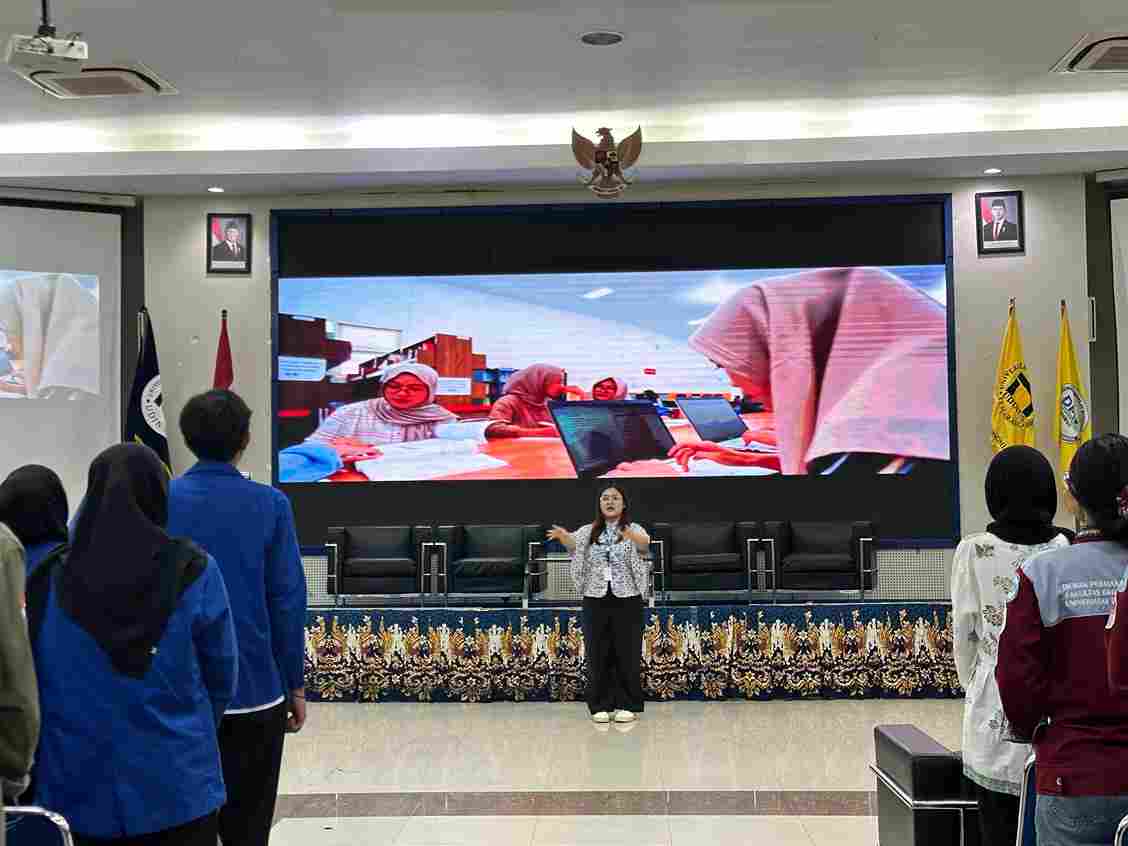 Menyanyikan Lagu Indonesia Raya dan Hymne Udinus 