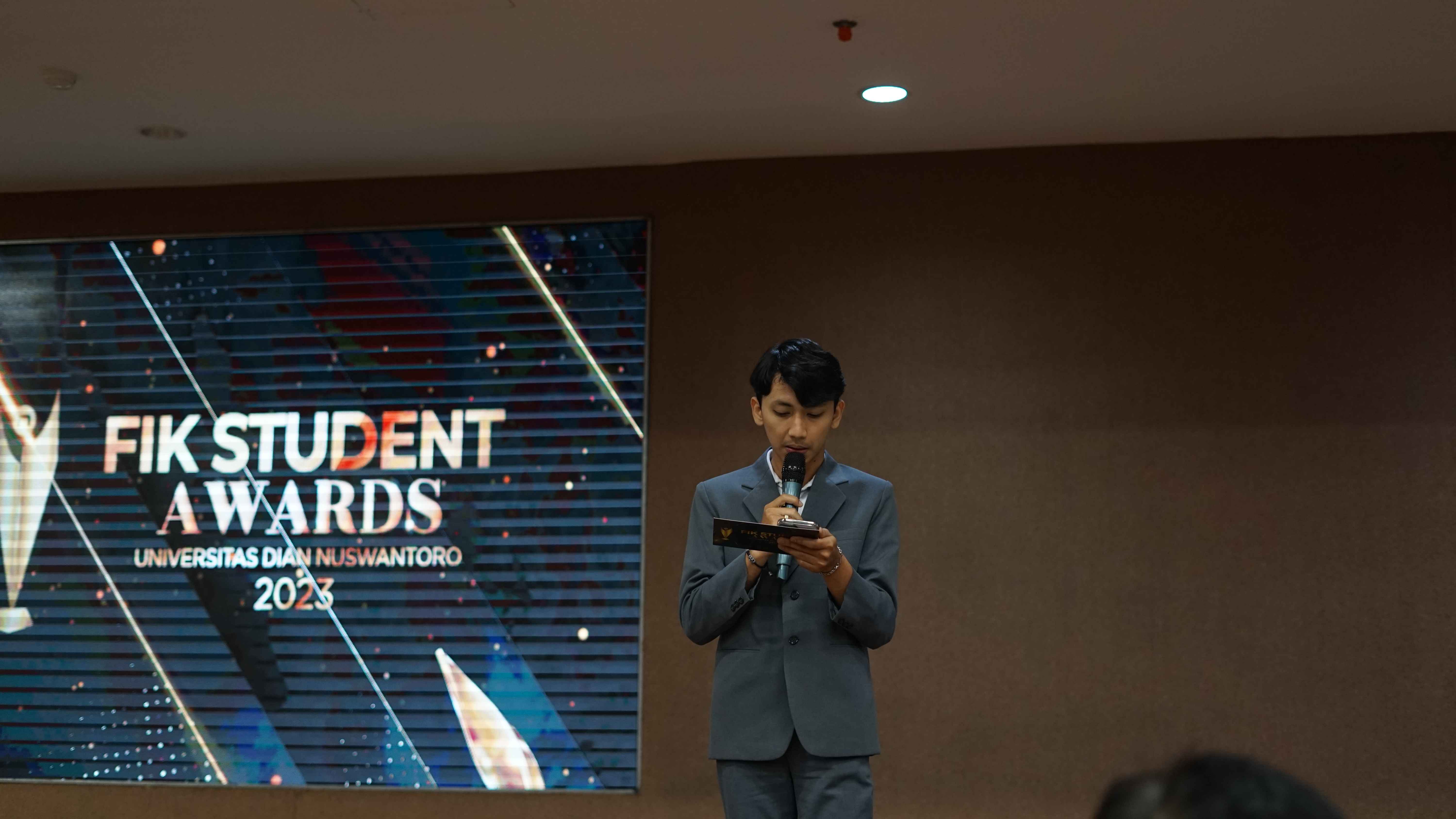 Pembukaan Acara FIK STUDENT AWARD 2023 oleh MC