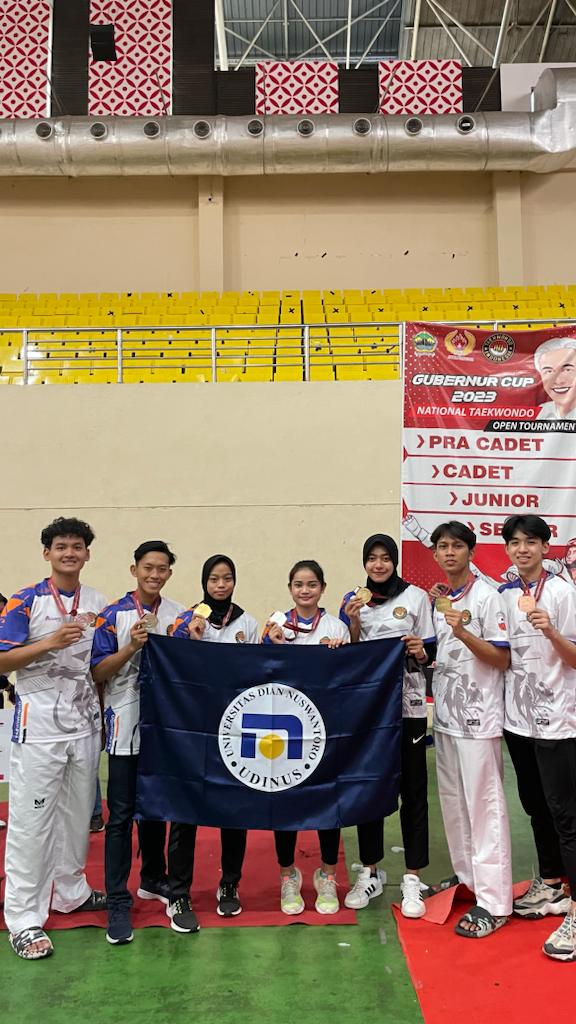 Foto bersama saat Kejuaraan Gubernur Cup setelah pengalungan medali 