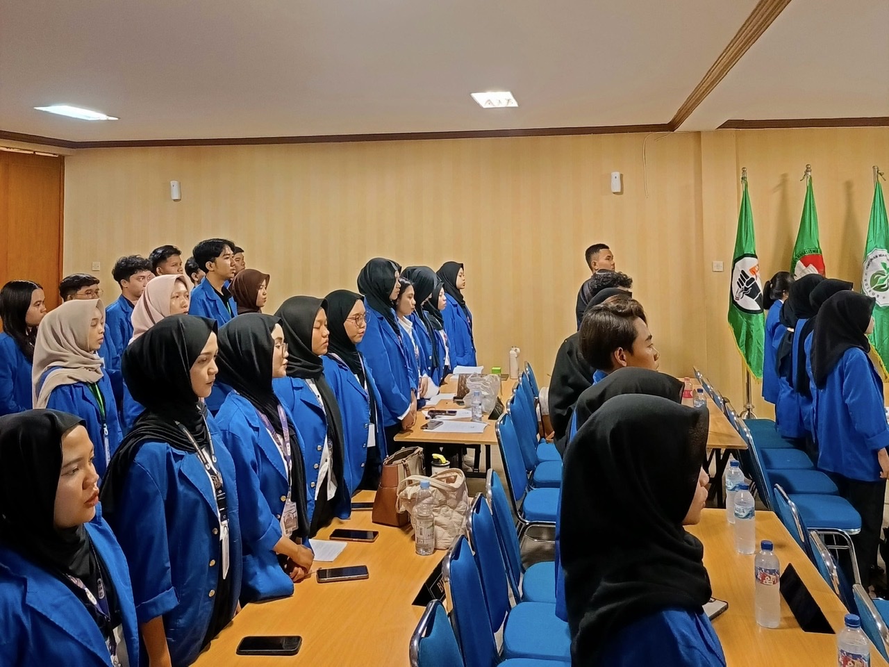 Menyanyikan lagu Indonesia Raya dan Hymne Udinus