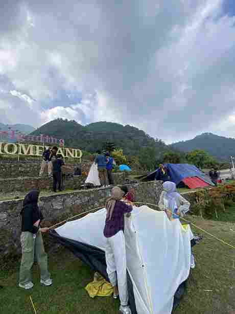 Mendirikan tenda bersama