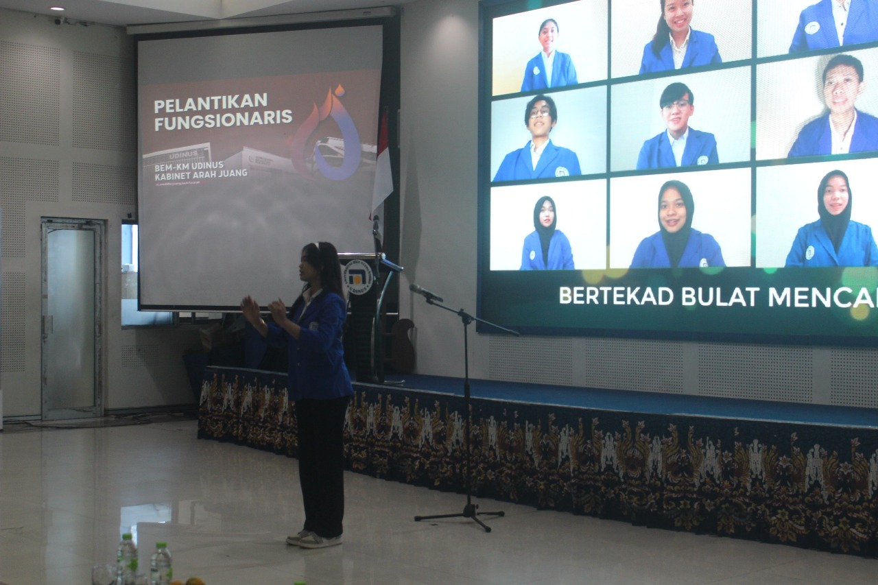 Menyanyikan Indonesia Raya dan Hymne UDINUS