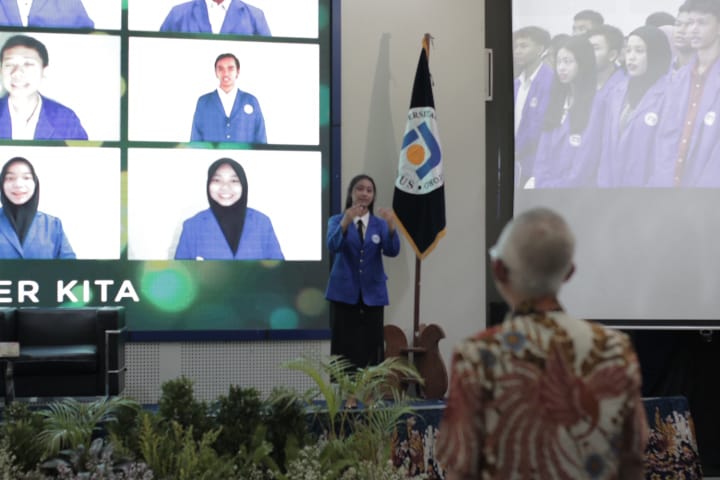 Menyanyikan lagu Indonesia Raya dan Hymne Udinus 